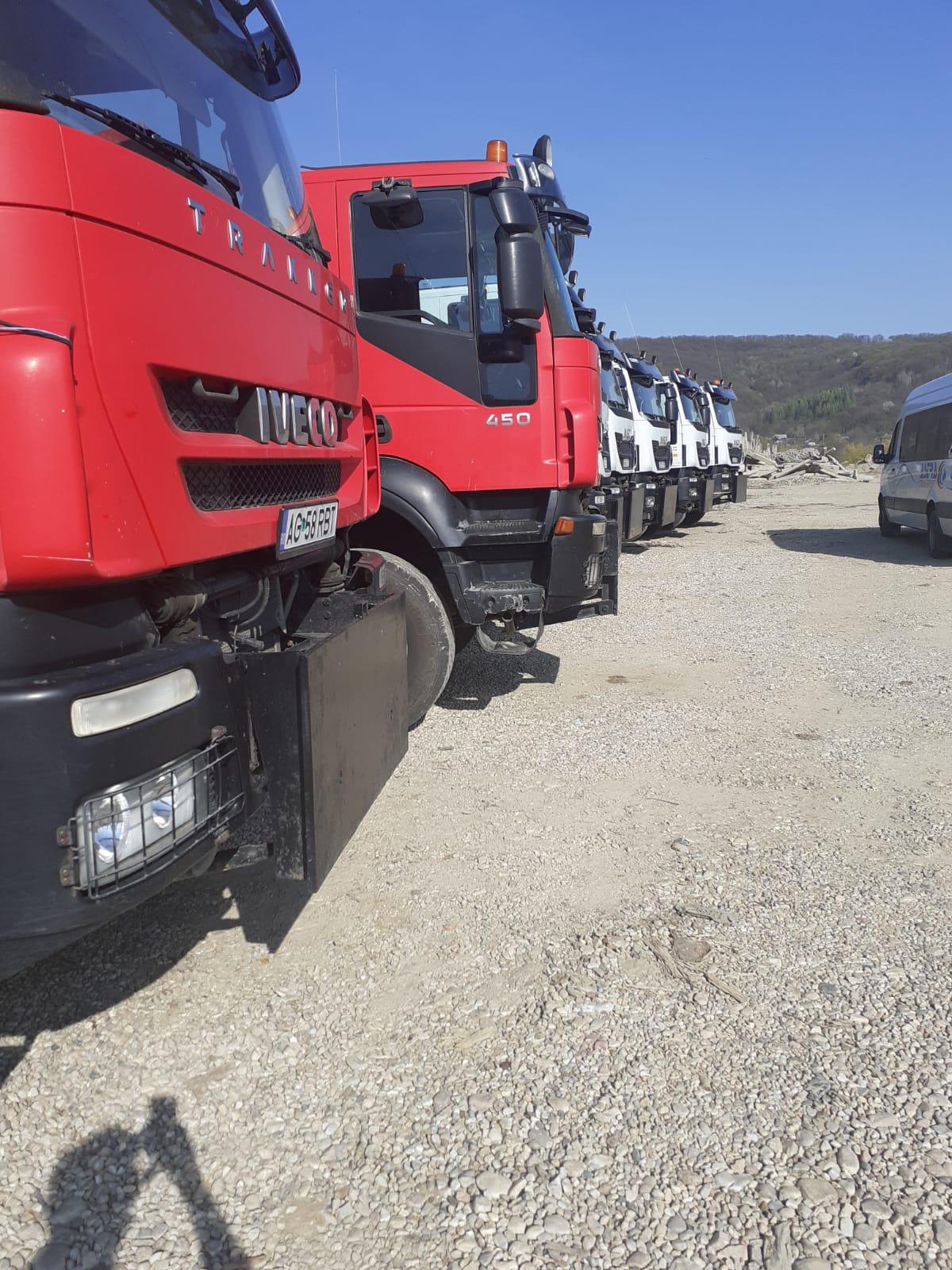 Camion albastru cu semiremorcă basculantă