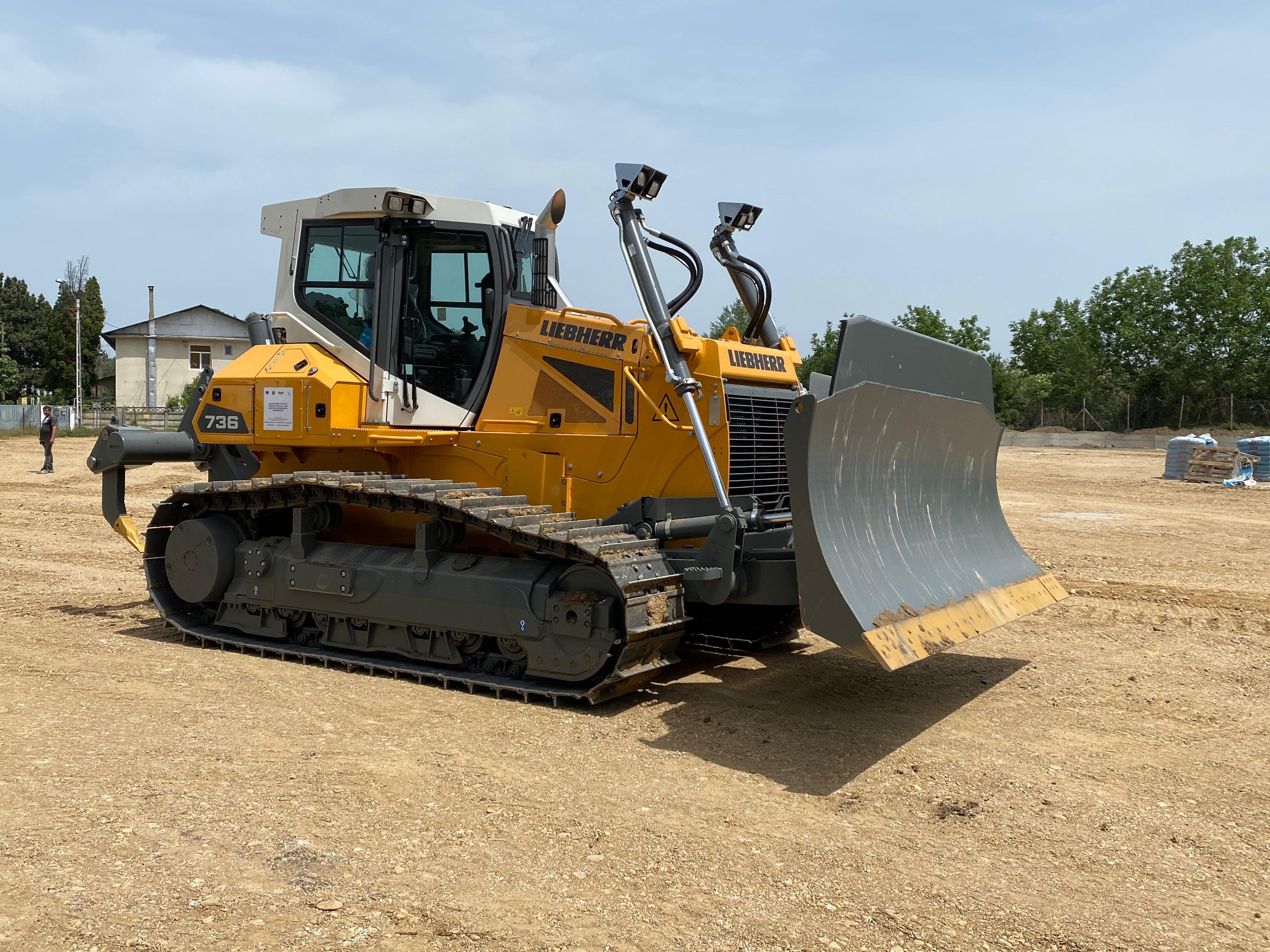 Buldozer Liebherr pe teren larg